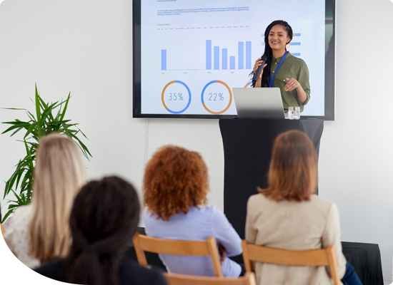 Mujer dando una capacitación sobre finanzas
