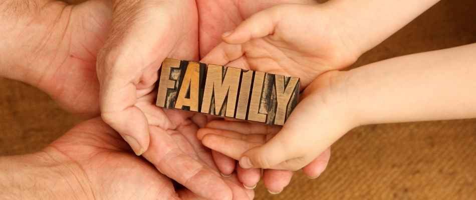 imagen de manos de integrantes de una familia