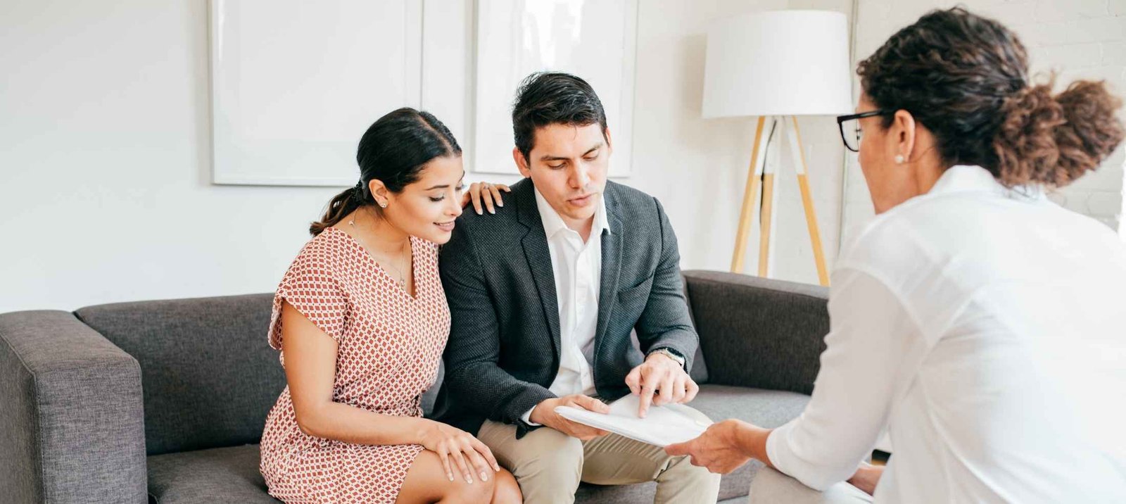 imagen de una asesora fi9nanciera dando una consultoría a una pareja