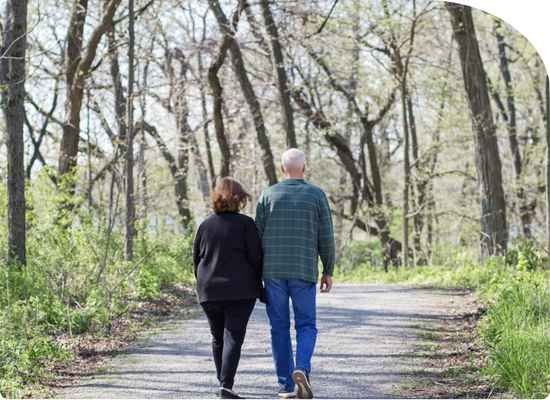 Pareja de adultos mayores caminando en el parque