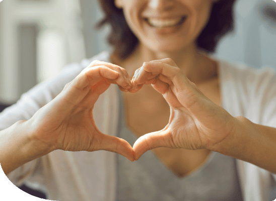 foto de mujer haciendo formando un corazón con las manos
