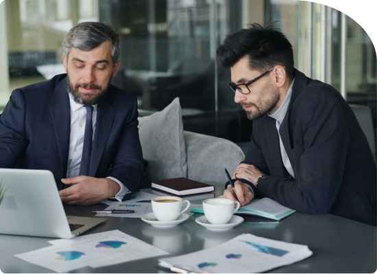 empresarios revisando estrategia financiera