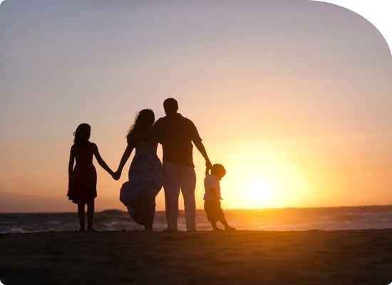 foto de familia caminando en la playa