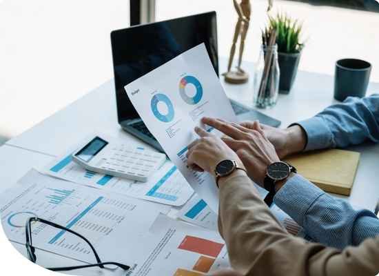 Empresarios revisando estrategias de inversión