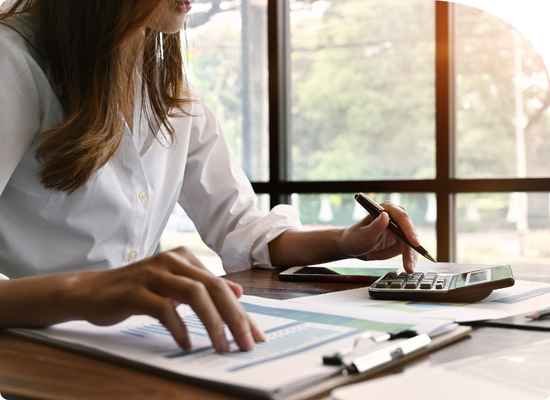 Mujer organizando sus finanzas personales