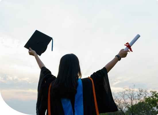 fotografía de una chica graduandose de la universidad.