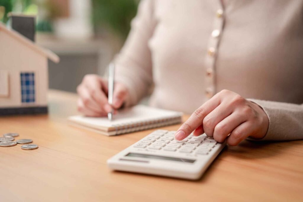 Mujer haciendo un presupuesto financiero personal